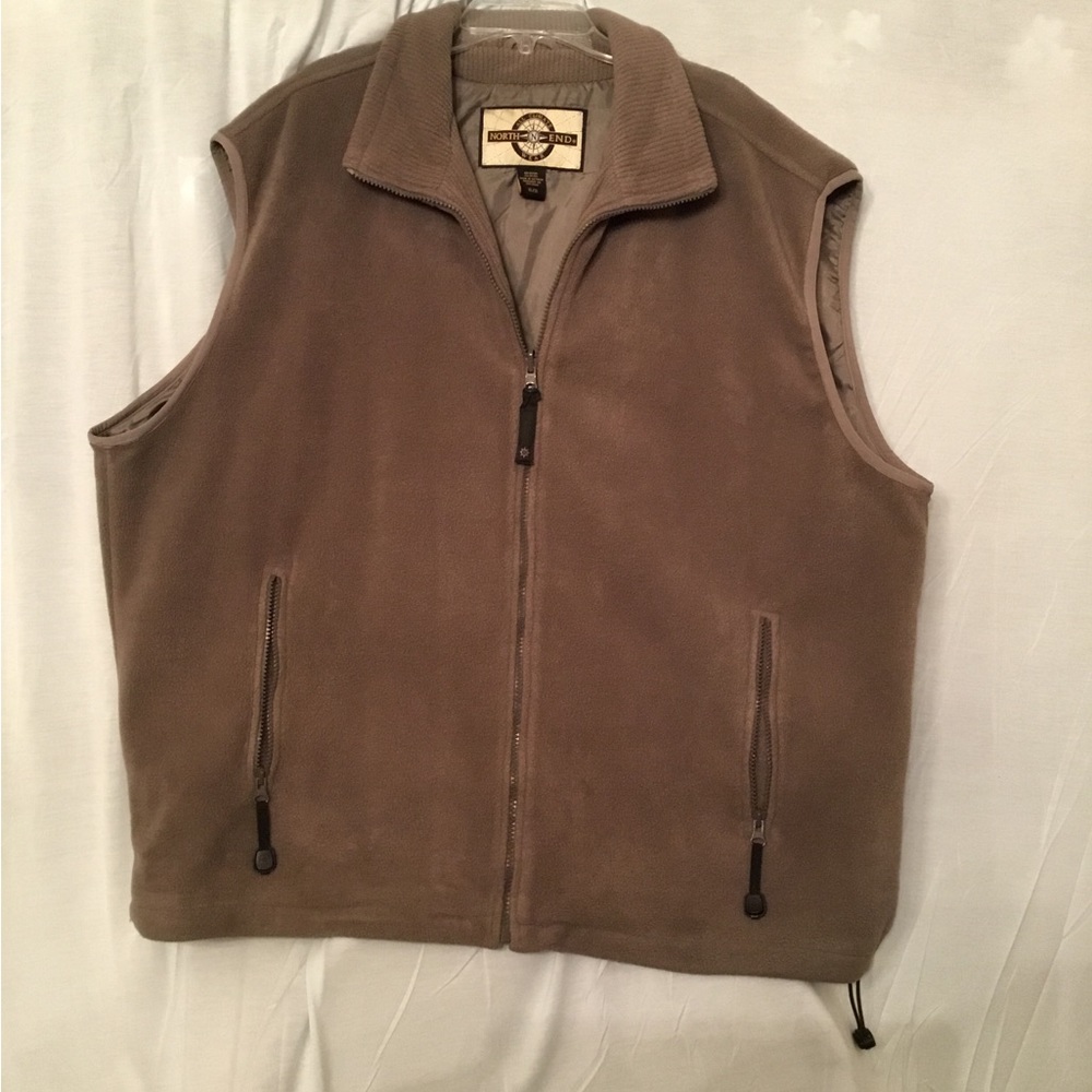 North End lined Velour vest with 2 zippered pockets.